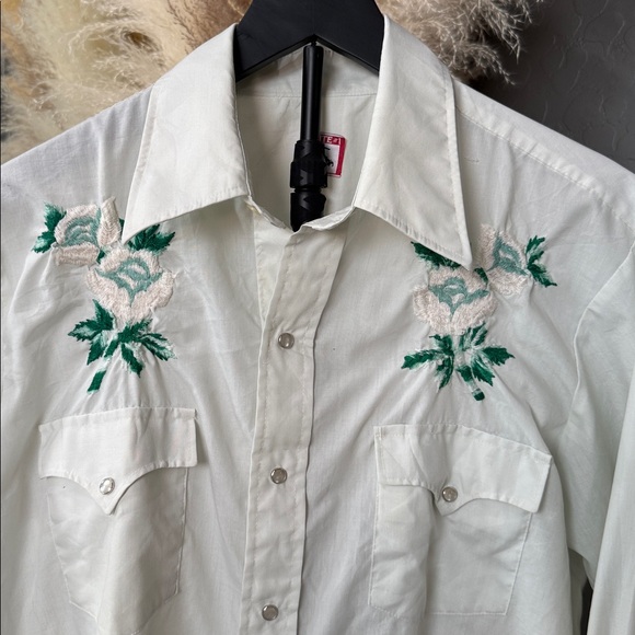 VTG CHUTE #1 Embroidered White Western Shirt
With Pearl snaps - Picture 2 of 11